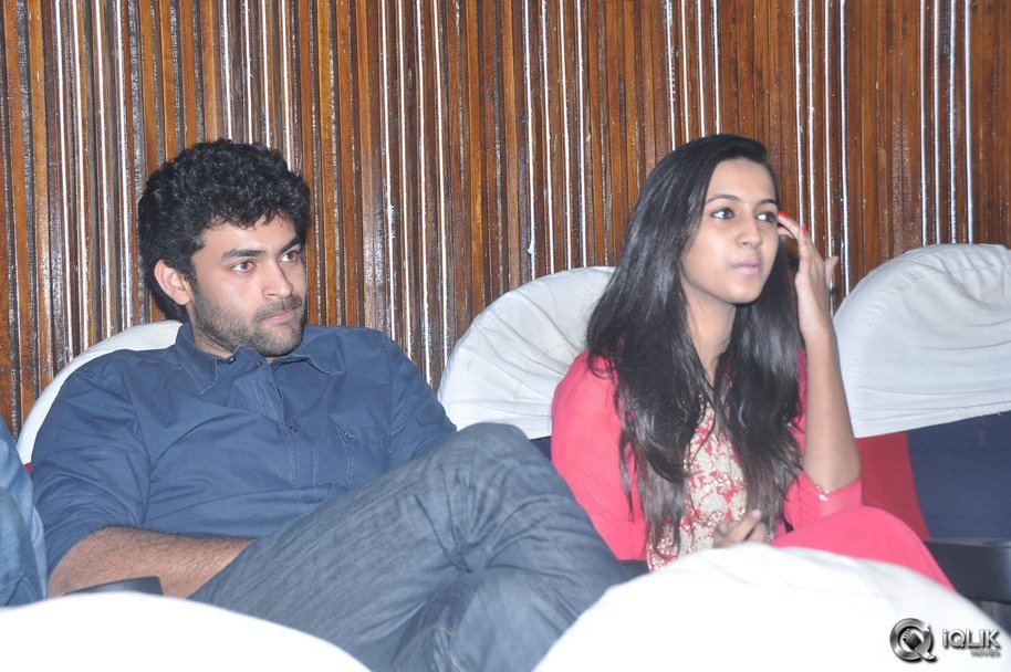 Mukunda-Movie-Hungama-at-Sandhya-Theatre